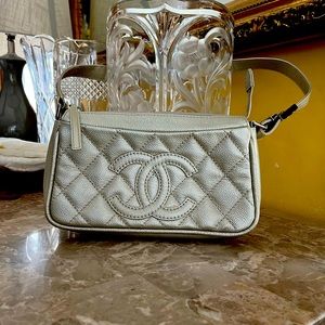 Authentic CHANEL Shoulder Bag Caviar skin leather in excellent condition